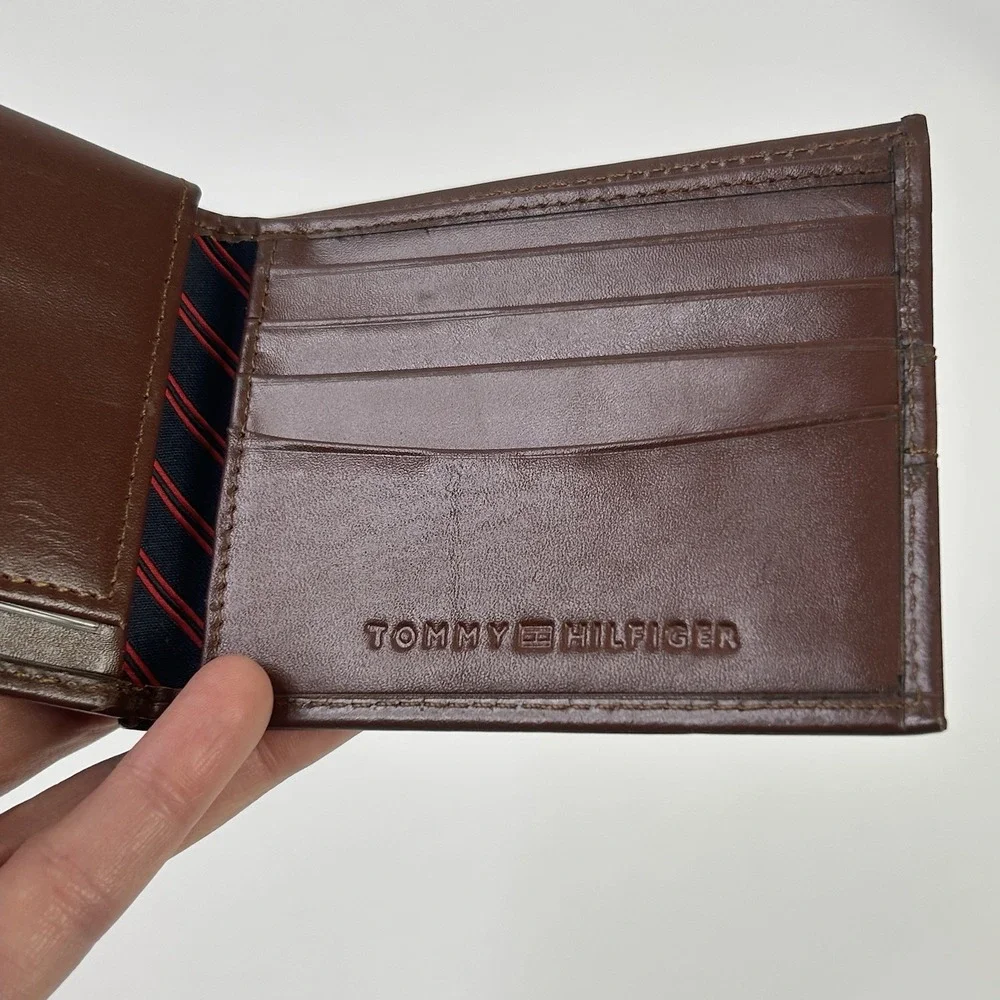 Tommy Hilfiger Mens Leather Billfold Wallet Flip ID Passcase Brown Logo FLAWS**